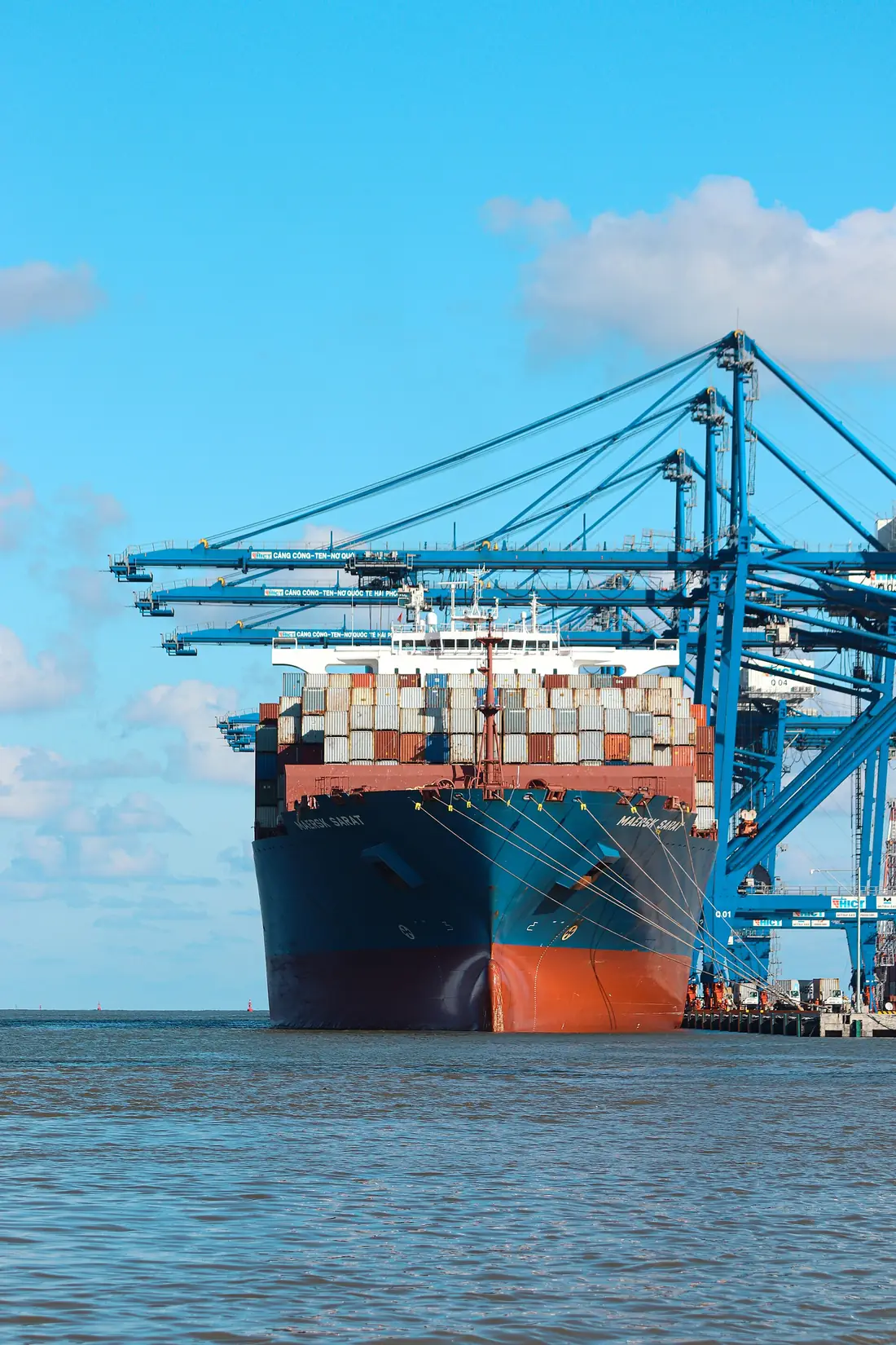 Container vessel loading at a terminal